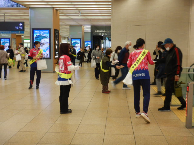 駅利用者に啓発物品を配付するセレッソ大阪ヤンマーレディースの3選手
