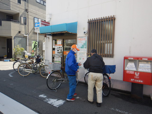 阿倍野長池郵便局前で利用者に啓発物品を配付して注意喚起
