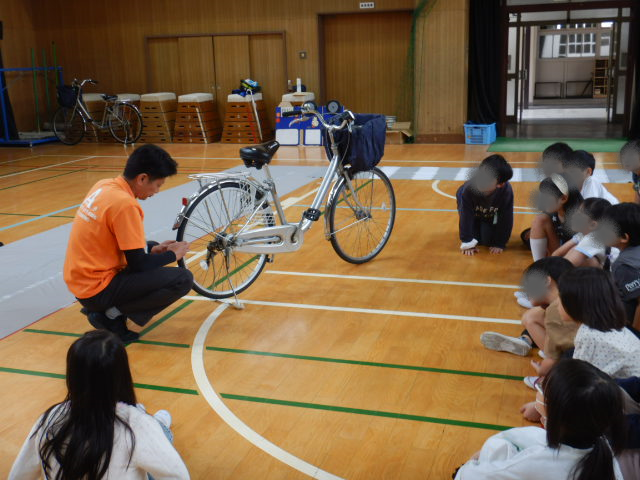 区役所職員から自転車の点検の仕方を学ぶ