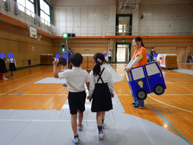体育館に準備した模擬道路で安全な歩行を学ぶ1年生