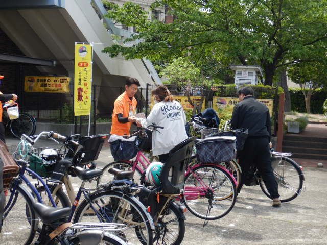 駐輪場で来庁者に注意喚起する区役所職員