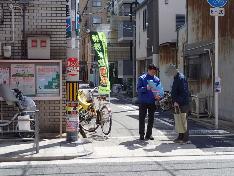 特殊詐欺に注意してと呼びかける区役所職員