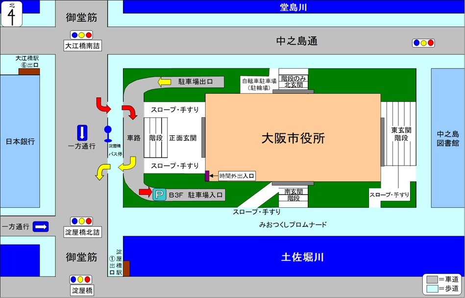 大阪市役所本庁舎の周辺図。正面・南・東玄関にはスロープと手すりがありますが、北玄関は階段のみとなります。なお、南玄関においては音声案内装置があります。